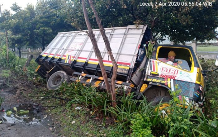 Mengantuk, Truk Muat Galon Terperosok Parit di Sidoarjo