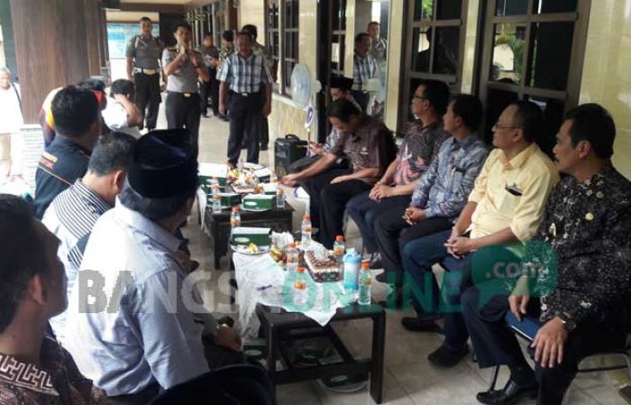 Sosialisasikan Program Smart City, Kapolres Gresik Tawarkan Pemasangan CCTV di Rumah Pimpinan Partai Sosialisasikan Program Smart City, Kapolres Gresik Tawarkan Pemasangan CCTV di Rumah Pimpinan Partai