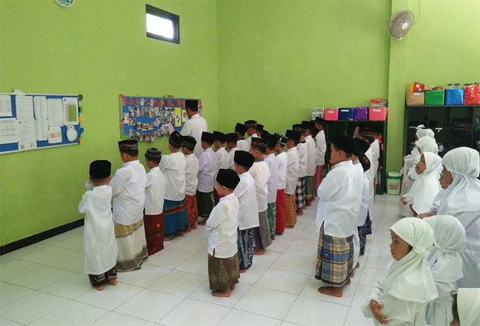 Peringati HSN, Siswa SDI Aulia Prambon Sholat Ghaib dan Galang Dana