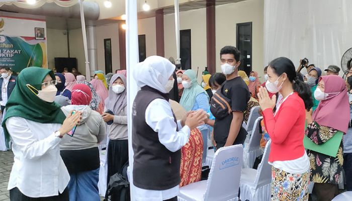 Usai dari Kota Blitar, Gubernur Khofifah Tinjau Operasi Pasar Minyak Goreng di Pare Kediri Usai dari Kota Blitar, Gubernur Khofifah Tinjau Operasi Pasar Minyak Goreng di Pare Kediri