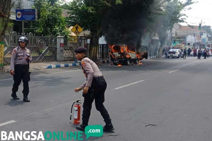Sebuah Mobil Terbakar di Jalan Wahid Hasyim Jombang Sebuah Mobil Terbakar di Jalan Wahid Hasyim Jombang
