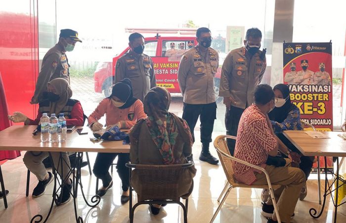 Polresta Sidoarjo Gencarkan Imbauan Prokes dan Vaksin di Mal saat Libur Imlek Polresta Sidoarjo Gencarkan Imbauan Prokes dan Vaksin di Mal saat Libur Imlek