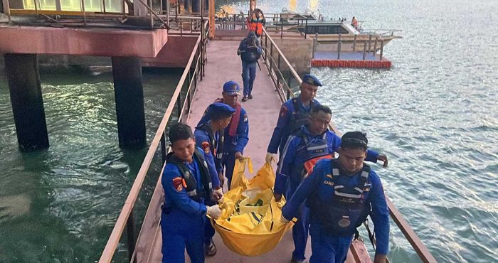 Satpolairud Gresik Evakuasi Mayat Lansia di Dermaga Petrokimia