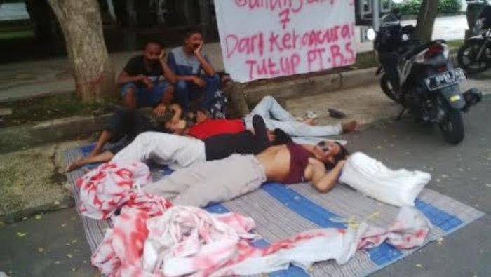 Tolak Tambang Emas Tumpangpitu, Warga Sumberagung Banyuwangi Mogok Makan Tolak Tambang Emas Tumpangpitu, Warga Sumberagung Banyuwangi Mogok Makan