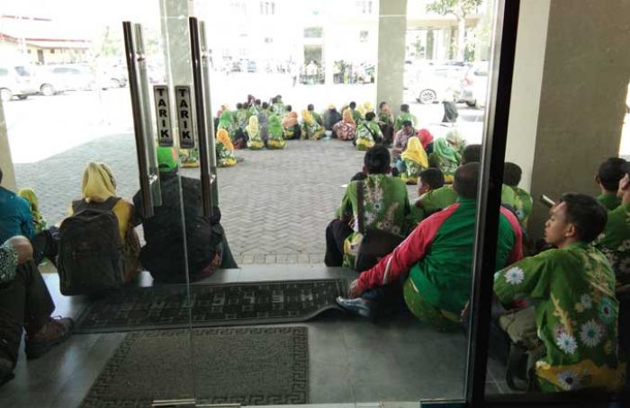 Ratusan Guru di Pasuruan Antre Mengambil Insentif Sampai Sore Ratusan Guru di Pasuruan Antre Mengambil Insentif Sampai Sore
