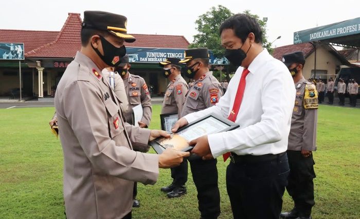 Laksanakan Tugas Sesuai TWT, 18 Personel Terima Penghargaan dari Kapolres Mojokerto Kota Laksanakan Tugas Sesuai TWT, 18 Personel Terima Penghargaan dari Kapolres Mojokerto Kota
