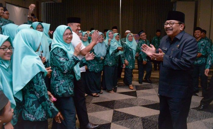 ​Lepas 100 Kafilah Jatim ke MTQ Nasional di Sumut, Pakde Karwo Doakan Sukses