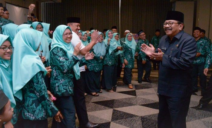Lepas 100 Kafilah Jatim ke MTQ Nasional di Sumut, Pakde Karwo Doakan Sukses Lepas 100 Kafilah Jatim ke MTQ Nasional di Sumut, Pakde Karwo Doakan Sukses