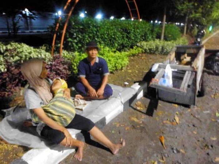 Manusia Gerobak Sidoarjo, Tidurkan Buah Hati Beralas Kardus Manusia Gerobak Sidoarjo, Tidurkan Buah Hati Beralas Kardus