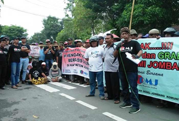 Puluhan Tukang Becak di Jombang Demo Memprotes Keberadaan Ojek Online Puluhan Tukang Becak di Jombang Demo Memprotes Keberadaan Ojek Online