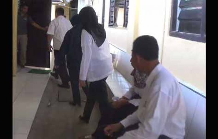 OTT, 9 Perangkat Desa Klanting Lumajang Diamankan, Diduga Terlibat Pungli Sertifikat Prona OTT, 9 Perangkat Desa Klanting Lumajang Diamankan, Diduga Terlibat Pungli Sertifikat Prona