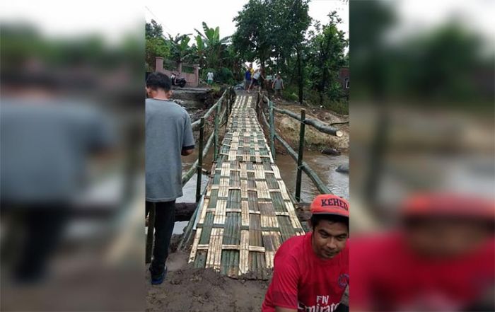 Tak Kunjung Dibangun, Warga Dusun Payaman Bangun Jembatan dari Bambu Tak Kunjung Dibangun, Warga Dusun Payaman Bangun Jembatan dari Bambu