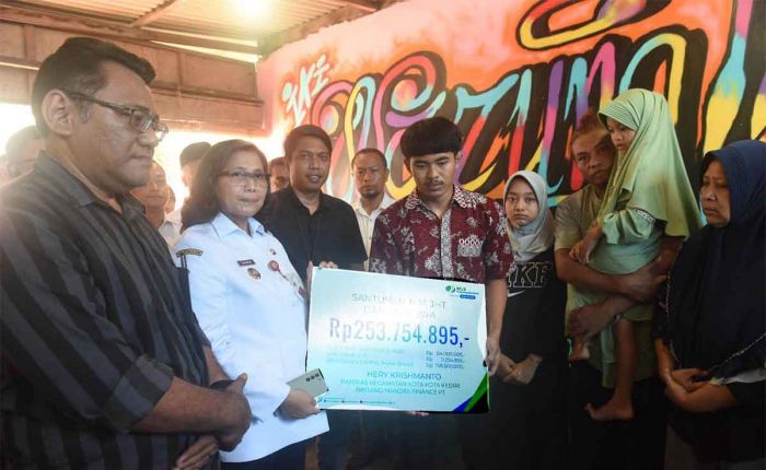 Di Rumah Duka Pengawas Kelurahan, Pj Wali Kota Kediri Beri Santunan dan Pendampingan ke Ahli Waris Di Rumah Duka Pengawas Kelurahan, Pj Wali Kota Kediri Beri Santunan dan Pendampingan ke Ahli Waris