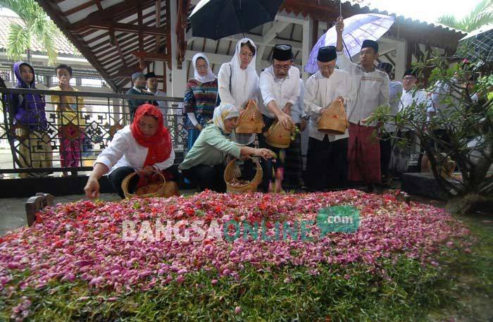 Didampingi Gus Solah, Djarot Ziarah ke Makam Gus Dur dan Jumatan di Tebuireng