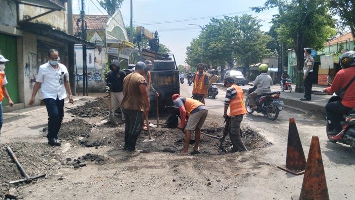 Jalan Nasional di Kiduldalem Bangil Diperbaiki, Roda Empat Dialihkan ke Tol Rembang