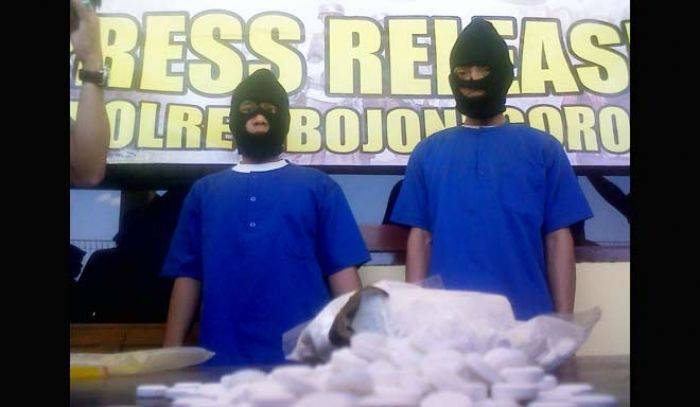 Polres Bojonegoro Ringkus Dua Pengedar Sabu-sabu Polres Bojonegoro Ringkus Dua Pengedar Sabu-sabu