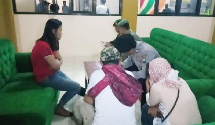 Empat Pasangan Tak Resmi Diciduk dalam Kamar Hotel Empat Pasangan Tak Resmi Diciduk dalam Kamar Hotel