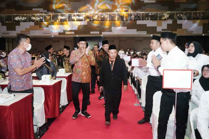 Hadiri Pelantikan 1.038 PPS, Bupati Muhdlor Minta PPS Kuasai Regulasi Pemilu 2024 Hadiri Pelantikan 1.038 PPS, Bupati Muhdlor Minta PPS Kuasai Regulasi Pemilu 2024
