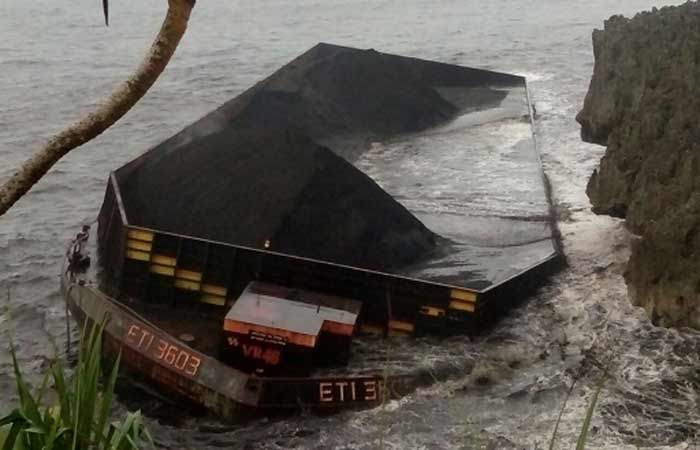 Kapal Tongkang Pengangkut Bata Bara Terdampar di Pantai Daki Sudimoro Pacitan