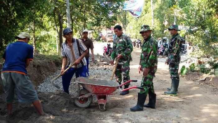 Meskipun Puasa, Tak Halangi Anggota Koramil Kebonsari Bantu Warga Mengecor Jalan Desa