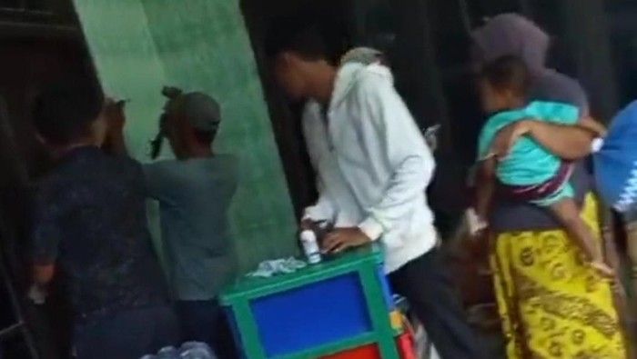 Viral Rumah Eks Sekdes Asemraja Sampang Disegel, Diduga karena Kalah Taruhan Pilkada Viral Rumah Eks Sekdes Asemraja Sampang Disegel, Diduga karena Kalah Taruhan Pilkada