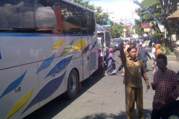Bupati Gresik Atur Parkir Bus Peziarah, Warga: Kok Tumben? Bupati Gresik Atur Parkir Bus Peziarah, Warga: Kok Tumben?