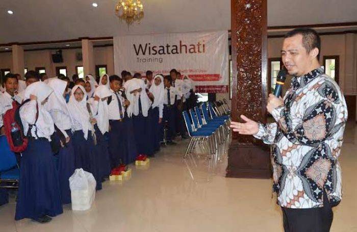 Anak Bupati Lamongan Sebar Sejuta Buku Anak Bupati Lamongan Sebar Sejuta Buku