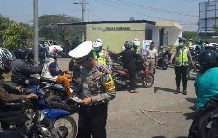 1 Jam Operasi, Satlantas Polres Sidoarjo Tilang 200 Pengendara 1 Jam Operasi, Satlantas Polres Sidoarjo Tilang 200 Pengendara
