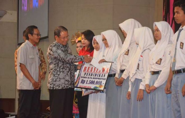 UN Sampai 3 Gelombang, Semen Gresik Diminta Bantu SMKN 3 Tuban Unit Komputer UN Sampai 3 Gelombang, Semen Gresik Diminta Bantu SMKN 3 Tuban Unit Komputer
