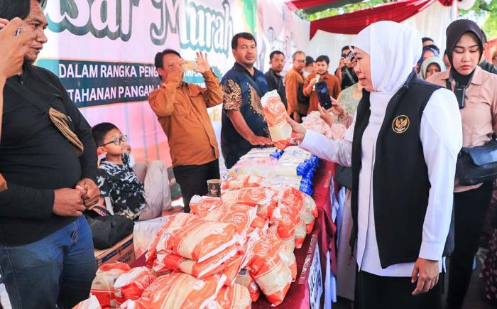 Kendalikan Inflasi dan Tingkatkan Daya Beli, Gubernur Khofifah Gelar Pasar Murah di Sumenep Kendalikan Inflasi dan Tingkatkan Daya Beli, Gubernur Khofifah Gelar Pasar Murah di Sumenep