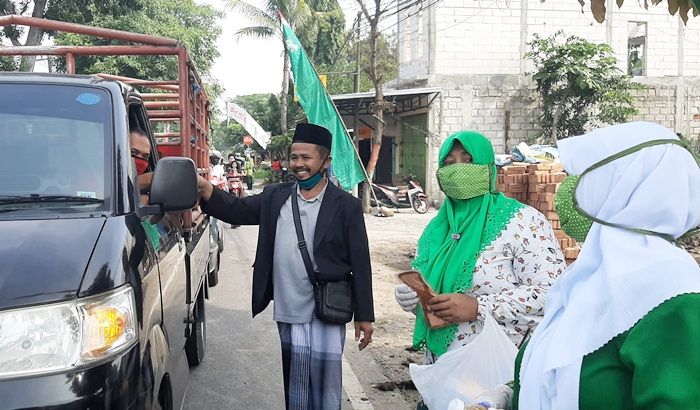 Cegah Corona, MWC NU Wungu Madiun Bagikan 500 Masker dan 1.000 Botol Jamu Herbal Cegah Corona, MWC NU Wungu Madiun Bagikan 500 Masker dan 1.000 Botol Jamu Herbal
