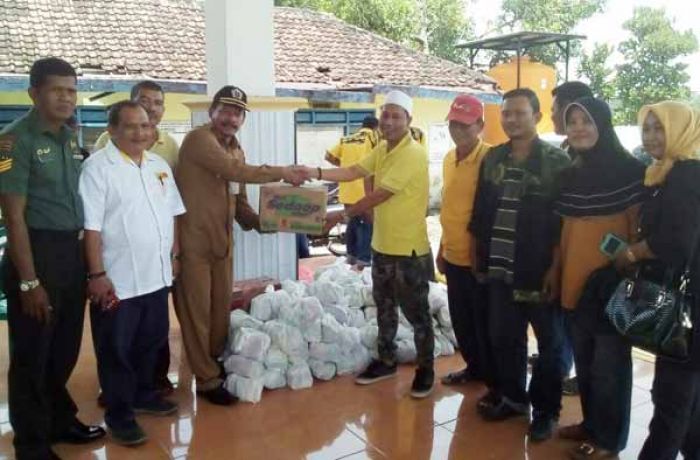DPD Golkar Gresik Beri Bantuan Korban Banjir Luapan Kali Lamong DPD Golkar Gresik Beri Bantuan Korban Banjir Luapan Kali Lamong