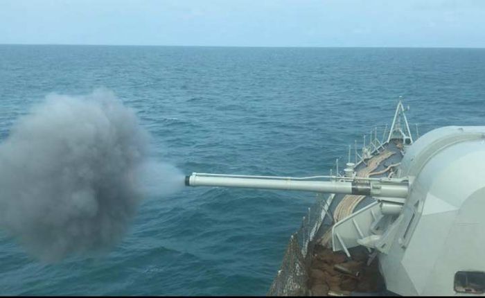 Gelegar Meriam KRI Terbesar TNI AL Kaliber 120 MM KRI FTH-361 Getarkan Laut Jawa