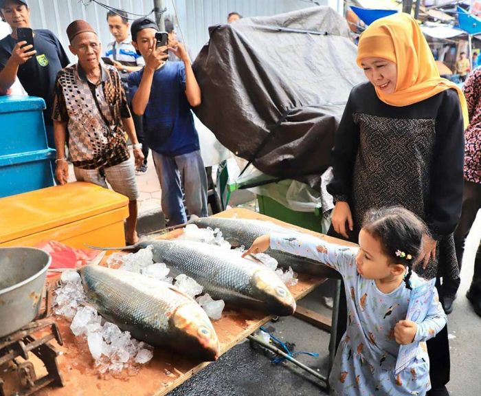 Kenalkan Tradisi Sejak Dini, Gubernur Khofifah Ajak Cucu Kunjungi Pasar Bandeng Gresik Kenalkan Tradisi Sejak Dini, Gubernur Khofifah Ajak Cucu Kunjungi Pasar Bandeng Gresik