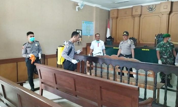 Antisipasi Covid-19, PN Bangkalan Semprotkan Disinfektan ke Seluruh Ruangan Antisipasi Covid-19, PN Bangkalan Semprotkan Disinfektan ke Seluruh Ruangan
