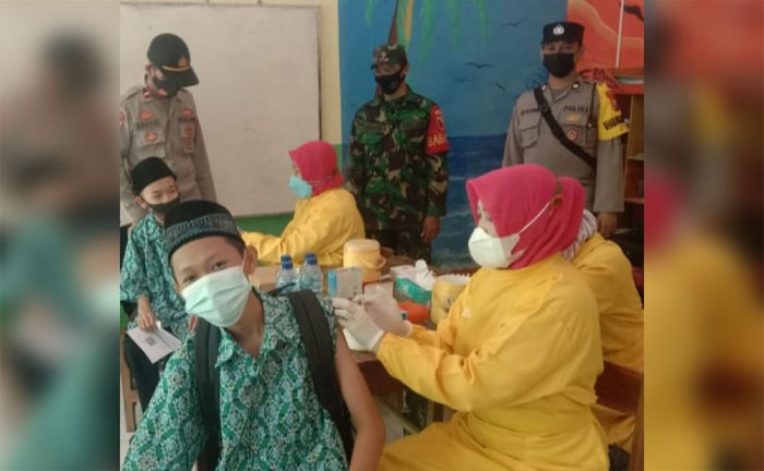 Anggota Koramil Ngawi Kota Pantau Vaksinasi Terhadap Pelajar
