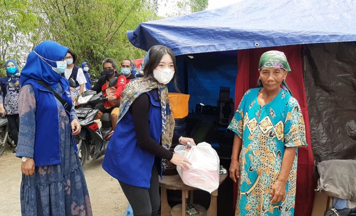 Amelia Anwar, Kader Muda Nasdem Gresik Bagi Sembako Kepada Korban Banjir Kali Lamong Amelia Anwar, Kader Muda Nasdem Gresik Bagi Sembako Kepada Korban Banjir Kali Lamong