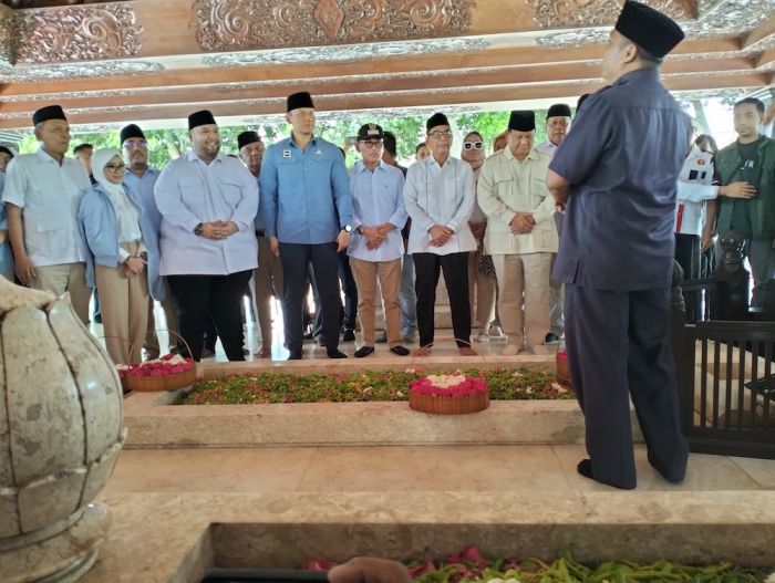 Tiba di Blitar, Prabowo Bersama Petinggi Partai Koalisi Ziarah ke Makam Bung Karno