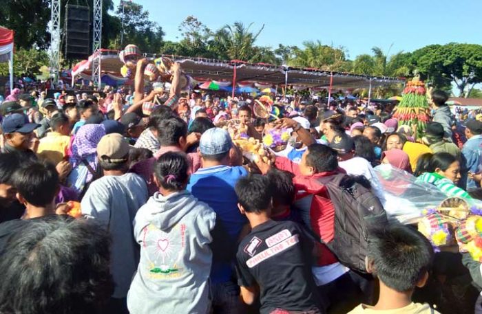 Meriah, Ribuan Warga Magetan Berebut Berkah Bolu Rahayu