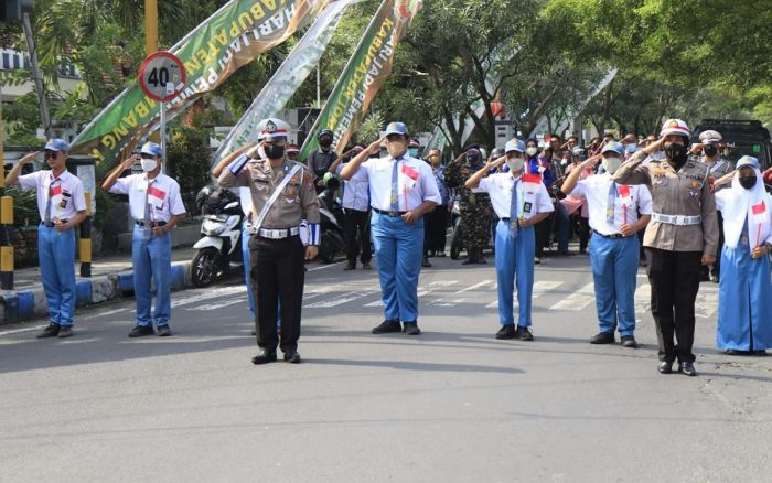 Pelajar dan Pemotor di Jombang Heningkan Cipta di Simpang Jalan Peringati Hari Pahlawan