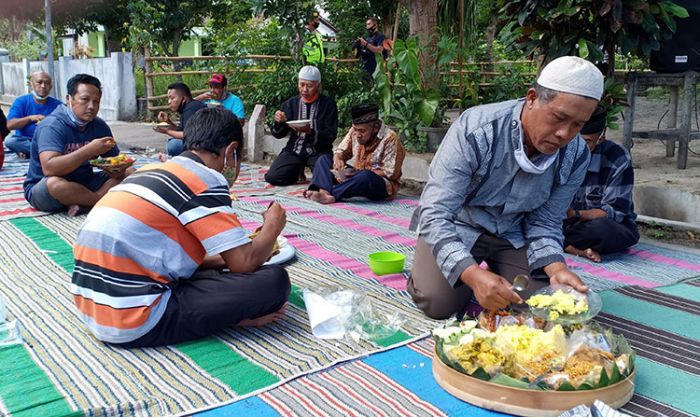 Lockdown Dibuka, Warga Rembang Kota Blitar Gelar Syukuran dan Potong Tumpeng Lockdown Dibuka, Warga Rembang Kota Blitar Gelar Syukuran dan Potong Tumpeng