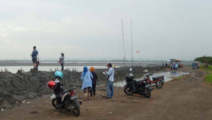 Liburan, Wisatawan Ramai Kunjungi Lumpur Lapindo Sidoarjo