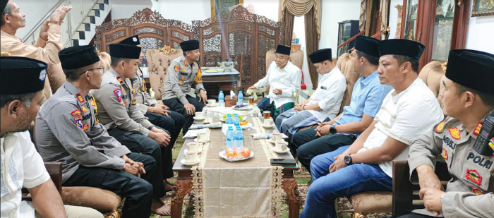 Jalin Kebersamaan, Gus Barra Dampingi Kiai Asep Sambut Hangat Silaturahmi Kapolres Mojokerto Jalin Kebersamaan, Gus Barra Dampingi Kiai Asep Sambut Hangat Silaturahmi Kapolres Mojokerto