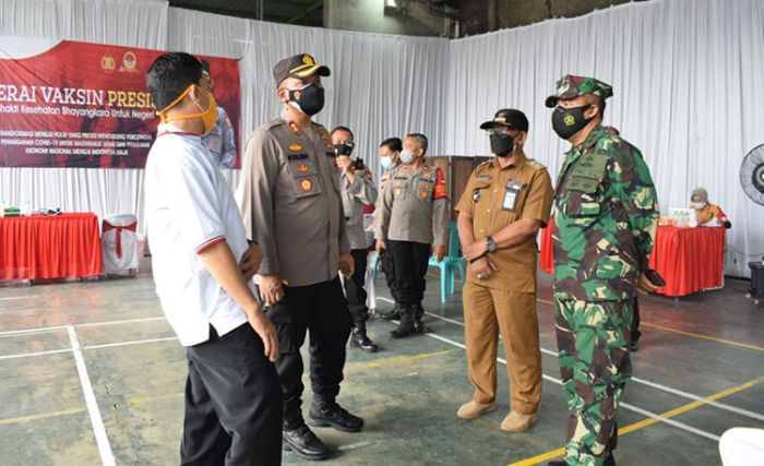 Pastikan Pelayanan Lancar, Kapolresta Sidoarjo Cek Gerai Vaksin Presisi di Tropodo Pastikan Pelayanan Lancar, Kapolresta Sidoarjo Cek Gerai Vaksin Presisi di Tropodo