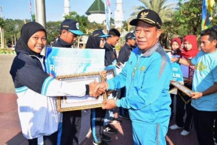 20 Perwakilan Atlet dan Pelatih Olahraga Berprestasi Terima Bonus Uang Tunai dari Pemkab Lamongan 20 Perwakilan Atlet dan Pelatih Olahraga Berprestasi Terima Bonus Uang Tunai dari Pemkab Lamongan