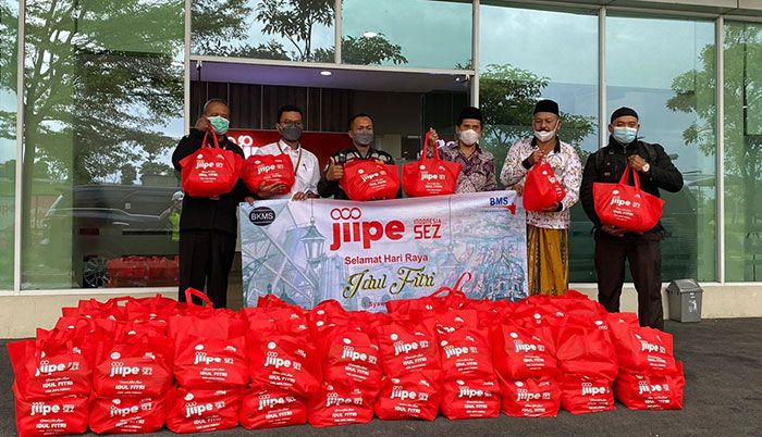 Songsong Hari Raya Idulfitri 1443 H, JIIPE Berikan Ratusan Paket Sembako Songsong Hari Raya Idulfitri 1443 H, JIIPE Berikan Ratusan Paket Sembako