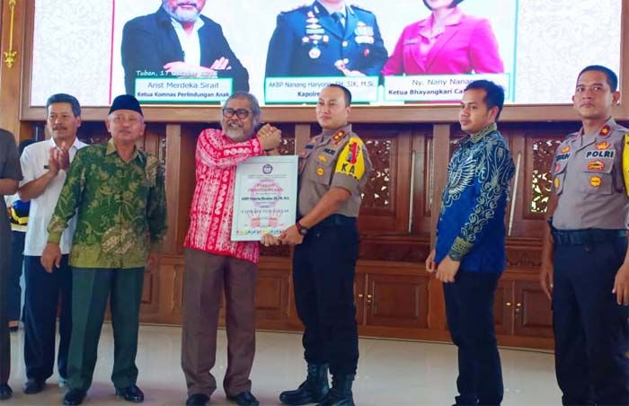 Dianggap Peduli Anak, Kapolres Tuban Terima Penghargaan dari Komnas PA