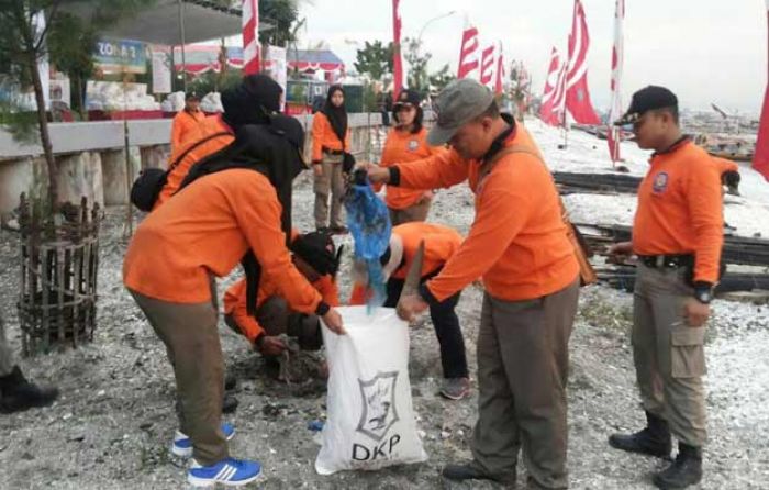 Kerja Bakti Bersih-bersih di Pesisir Bulak Berhasil Kumpulkan 10,3 Ton Sampah Kerja Bakti Bersih-bersih di Pesisir Bulak Berhasil Kumpulkan 10,3 Ton Sampah