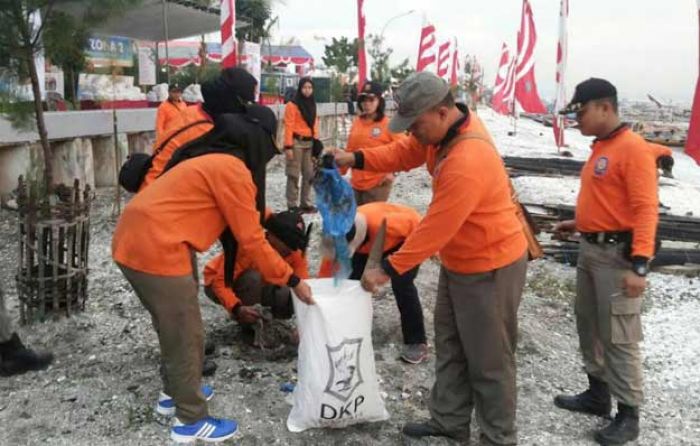 Kerja Bakti Bersih-bersih di Pesisir Bulak Berhasil Kumpulkan 10,3 Ton Sampah