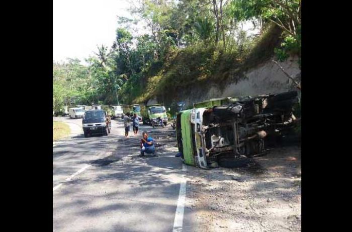 Tak Kuat Menanjak, Truk Fuso Pengangkut Aspal Terguling di JLS Pacitan Tak Kuat Menanjak, Truk Fuso Pengangkut Aspal Terguling di JLS Pacitan